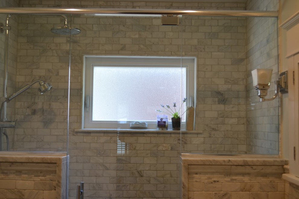 Idéer för mellanstora vintage en-suite badrum, med luckor med infälld panel, grå skåp, en dusch i en alkov, grå kakel, flerfärgad kakel, vit kakel, tunnelbanekakel, vita väggar, klinkergolv i keramik, ett undermonterad handfat och marmorbänkskiva