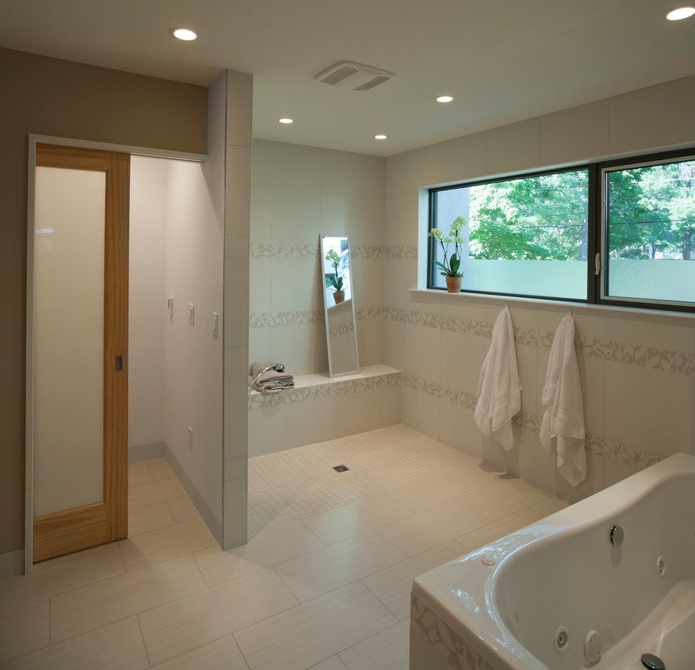Cette image montre une salle de bain minimaliste avec une baignoire posée, une douche ouverte, un carrelage beige et aucune cabine.