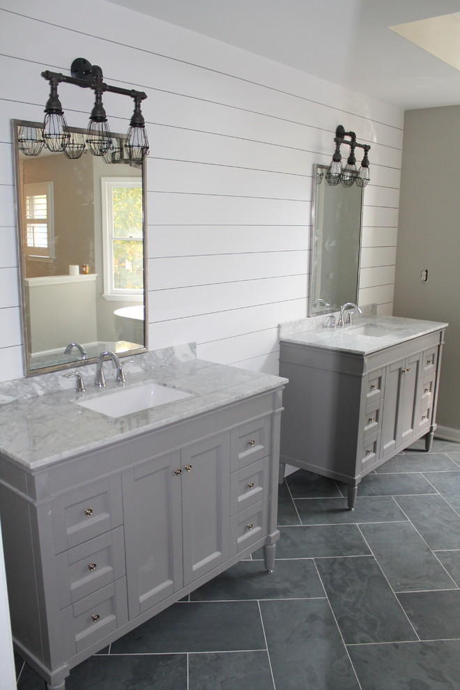 Idéer för funkis badrum, med luckor med infälld panel, grå skåp, en öppen dusch, en toalettstol med separat cisternkåpa, blå kakel, stenkakel, grå väggar, skiffergolv, ett undermonterad handfat och marmorbänkskiva