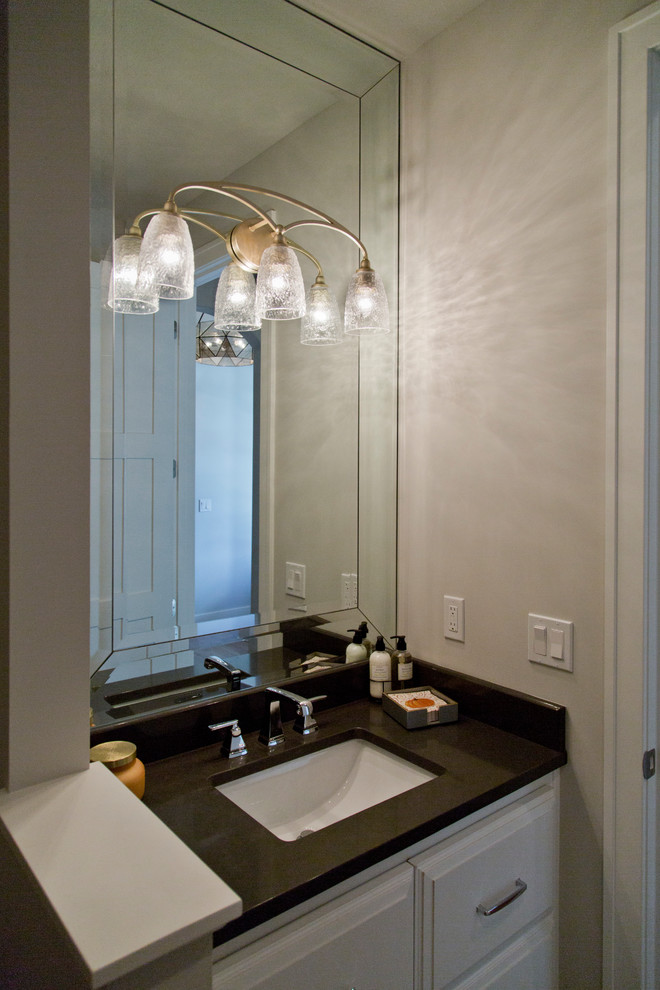 Immagine di una piccola stanza da bagno con doccia minimal con ante con bugna sagomata, ante bianche, pareti beige, lavabo sottopiano e top in granito