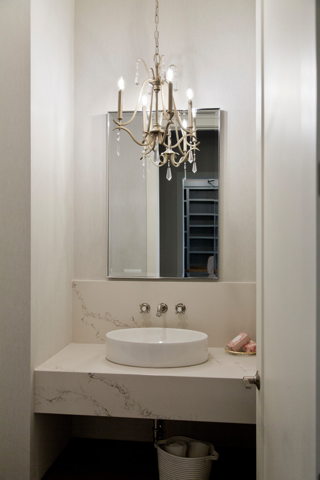 Inspiration pour une petite salle d'eau minimaliste avec un placard sans porte, un mur blanc, une vasque, un plan de toilette en marbre et un plan de toilette blanc.