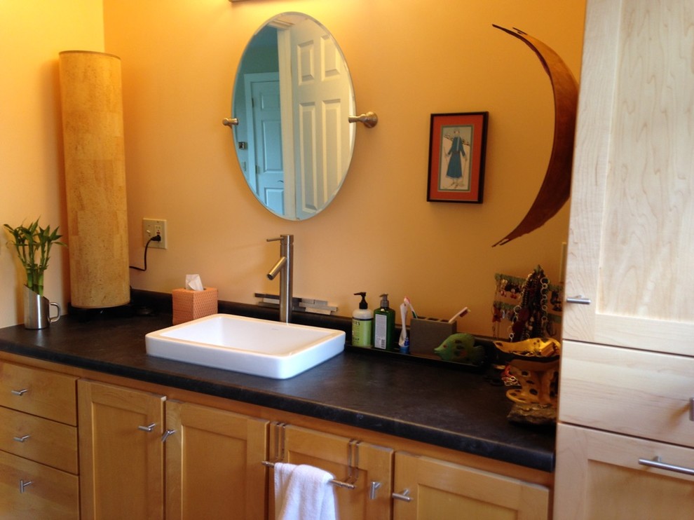 Пример оригинального дизайна: маленькая главная ванная комната в современном стиле с накладной раковиной, плоскими фасадами, светлыми деревянными фасадами, столешницей из ламината, накладной ванной, раздельным унитазом, разноцветной плиткой и стеклянной плиткой для на участке и в саду