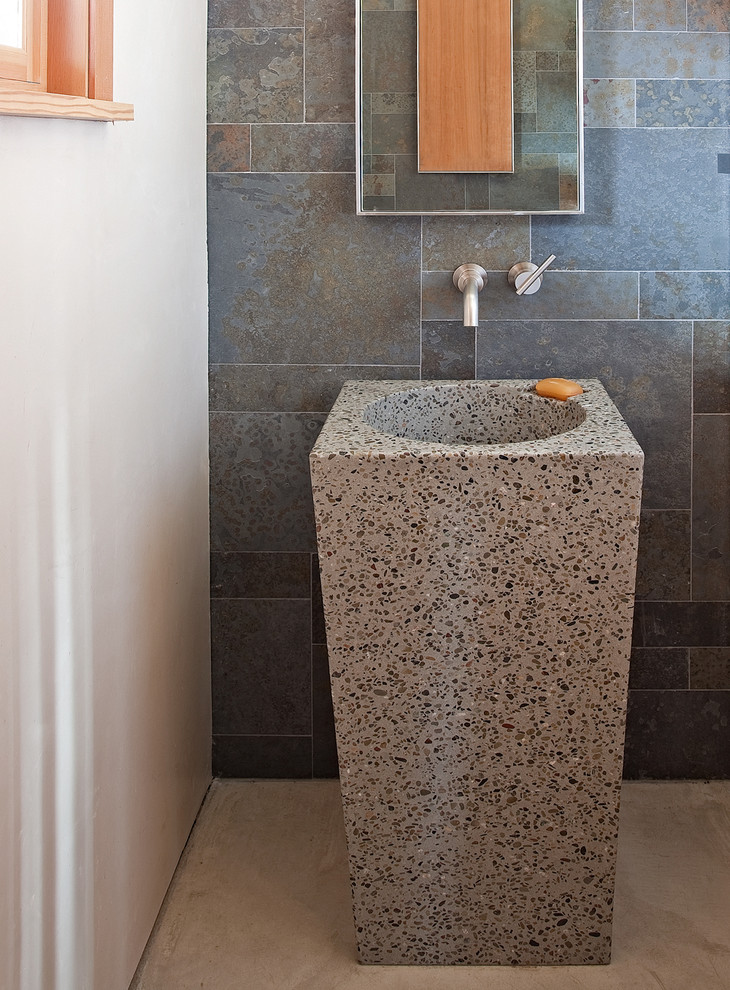 Idee per una stanza da bagno minimal di medie dimensioni con pareti grigie, pavimento in cemento, lavabo a colonna e pavimento grigio