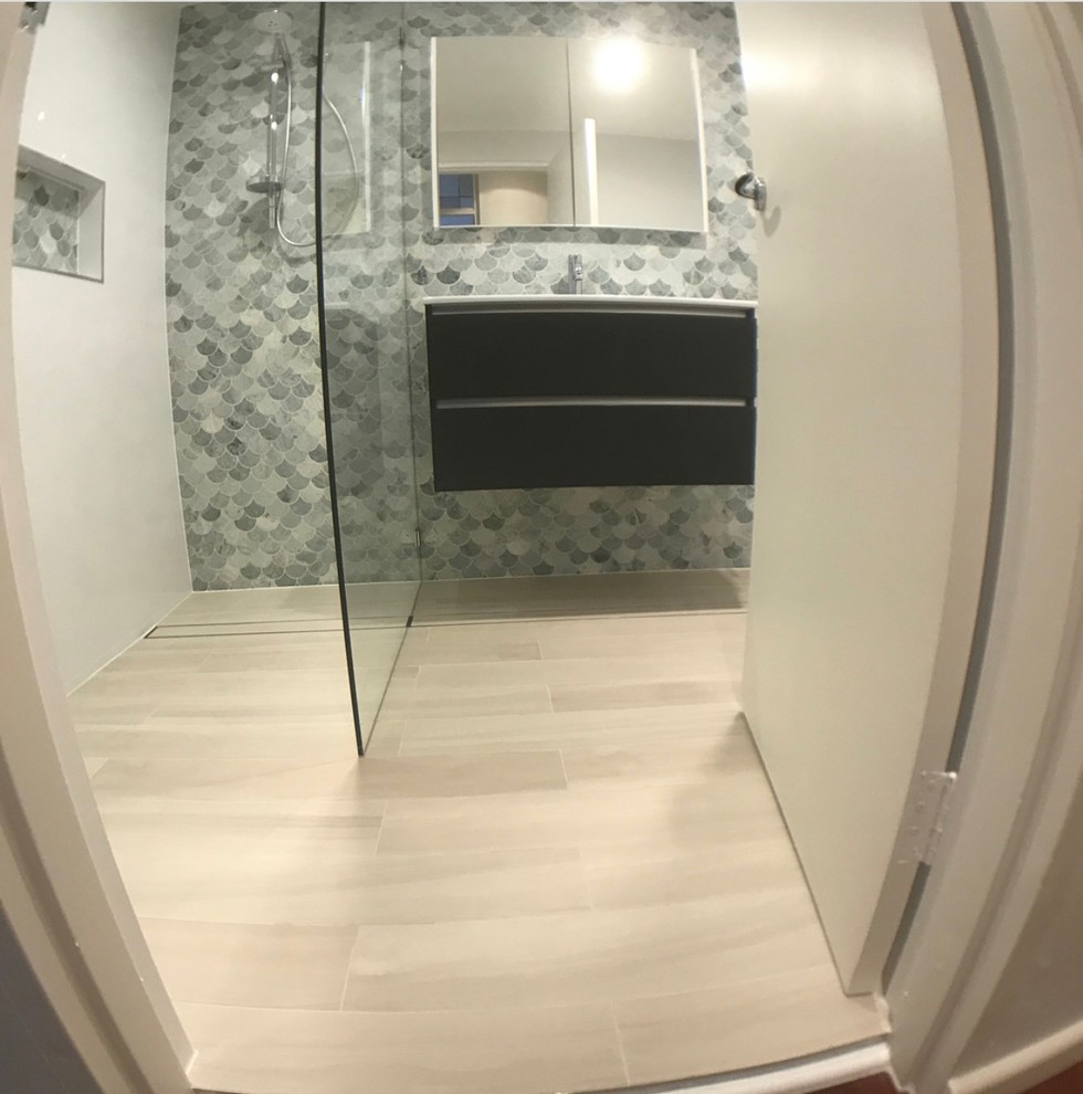 Foto di una piccola stanza da bagno minimal con bidè, piastrelle verdi, piastrelle di marmo, pavimento in gres porcellanato, top in quarzo composito e pavimento beige