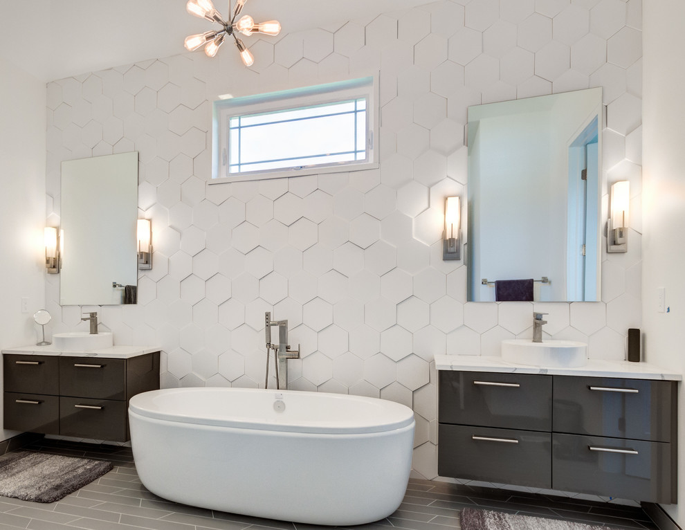 クリーブランドにあるコンテンポラリースタイルのおしゃれな浴室 (フラットパネル扉のキャビネット、黒いキャビネット、置き型浴槽、白いタイル、白い壁、ベッセル式洗面器、黒い床) の写真