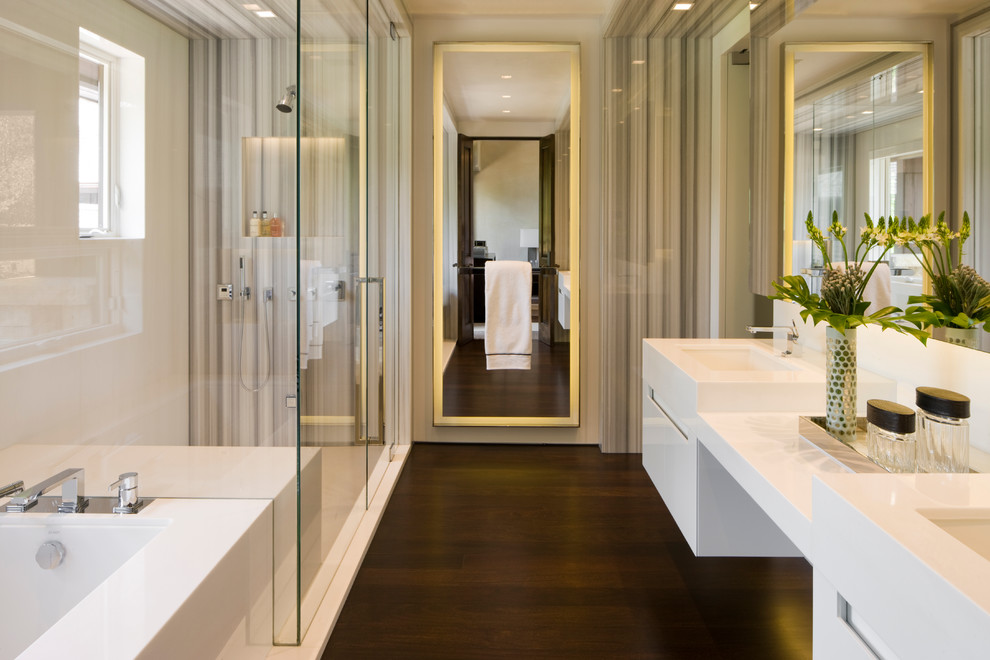 Свежая идея для дизайна: ванная комната в современном стиле с плоскими фасадами, белыми фасадами, душем в нише и серой плиткой - отличное фото интерьера
