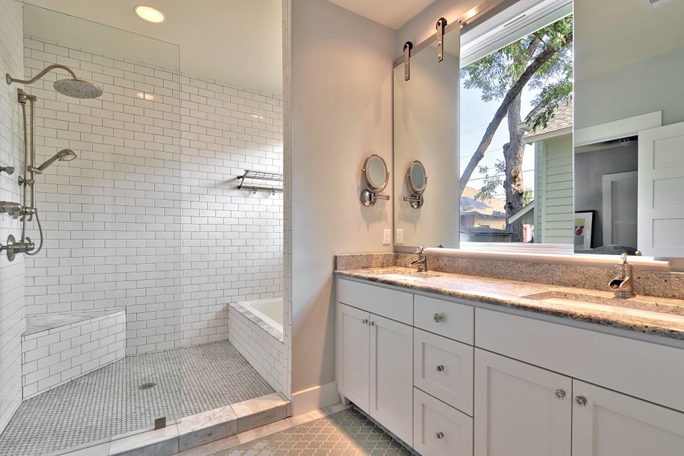 オースティンにあるトランジショナルスタイルのおしゃれな浴室 (アンダーカウンター洗面器、シェーカースタイル扉のキャビネット、白いキャビネット、白いタイル、サブウェイタイル、ドロップイン型浴槽) の写真