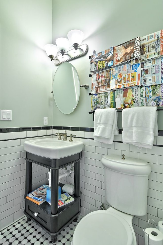 Immagine di una stanza da bagno classica con lavabo a consolle