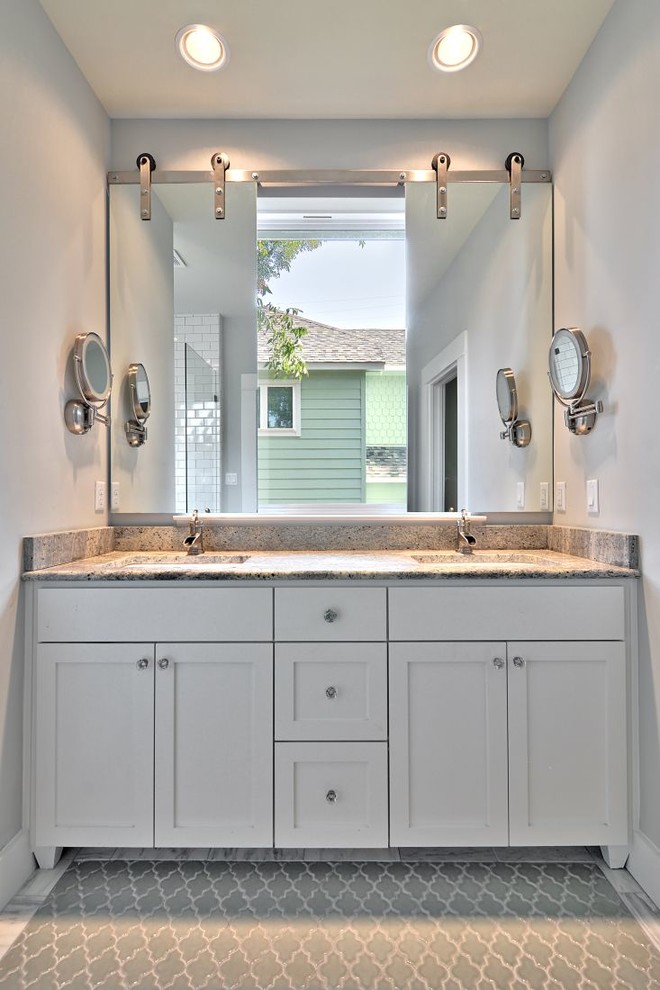 На фото: ванная комната в стиле неоклассика (современная классика) с врезной раковиной, фасадами в стиле шейкер, белыми фасадами и серой плиткой