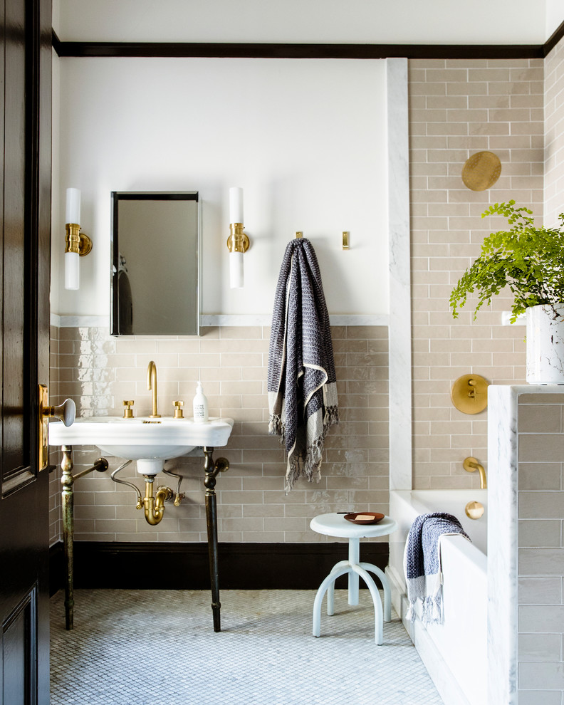 На фото: ванная комната среднего размера в викторианском стиле с ванной в нише, душем над ванной, бежевой плиткой, керамической плиткой, белыми стенами, мраморным полом, раковиной с пьедесталом, мраморной столешницей, белым полом и шторкой для ванной