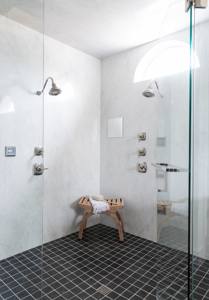 Aménagement d'une grande salle de bain principale scandinave en bois clair avec un placard à porte affleurante, une baignoire indépendante, une douche d'angle, WC à poser, un carrelage blanc, des carreaux de porcelaine, un mur blanc, un sol en carrelage de céramique, un lavabo encastré, un plan de toilette en marbre, un sol noir, une cabine de douche à porte battante et un plan de toilette noir.