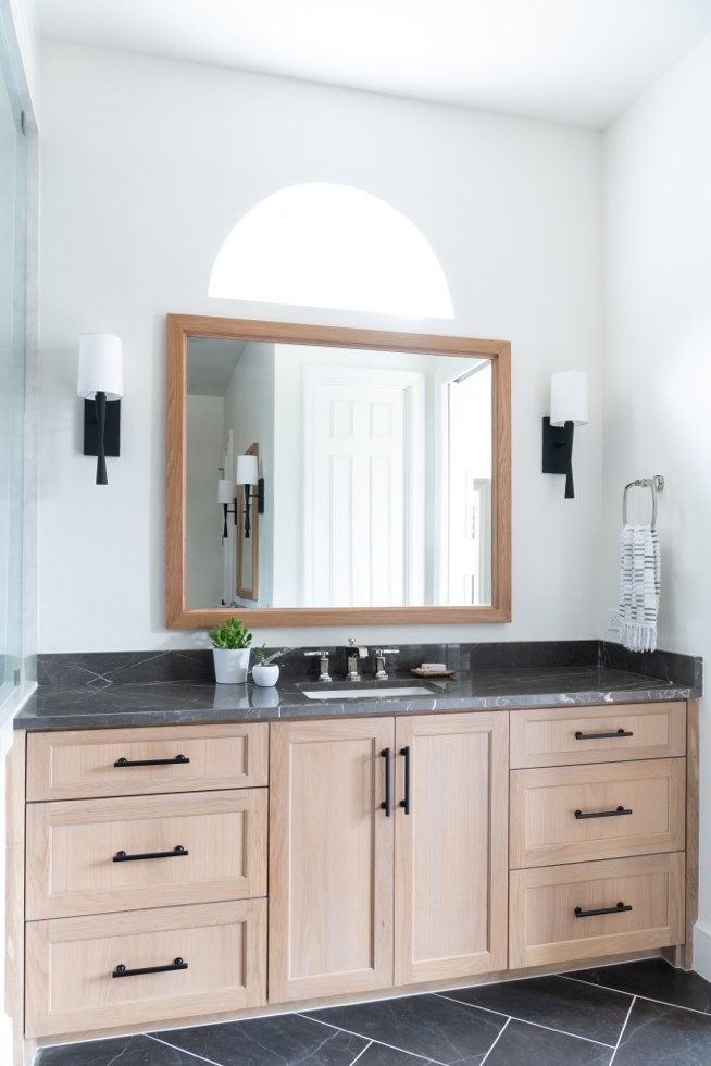 Стильный дизайн: большая главная ванная комната в скандинавском стиле с фасадами с декоративным кантом, светлыми деревянными фасадами, отдельно стоящей ванной, угловым душем, унитазом-моноблоком, черно-белой плиткой, керамической плиткой, белыми стенами, полом из керамической плитки, врезной раковиной, мраморной столешницей, черным полом, душем с распашными дверями, черной столешницей, сиденьем для душа, тумбой под одну раковину, многоуровневым потолком и встроенной тумбой - последний тренд