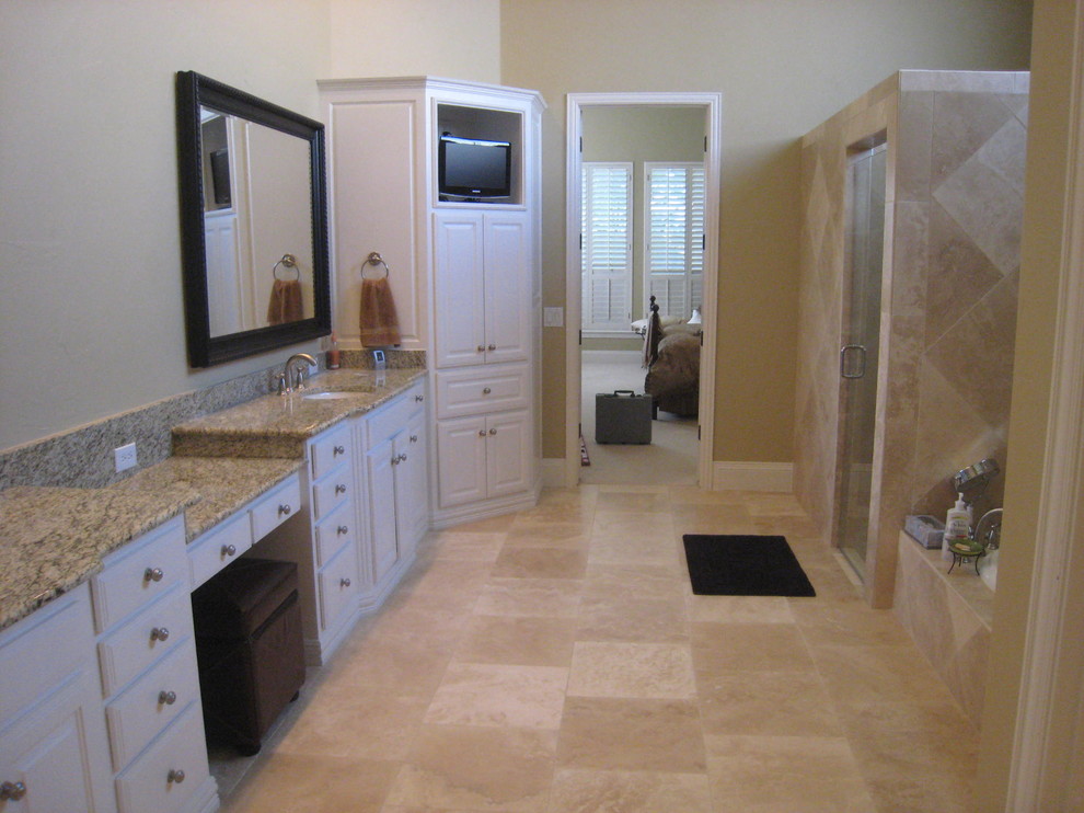 Klassisk inredning av ett mellanstort en-suite badrum, med skåp i shakerstil, vita skåp, ett platsbyggt badkar, en hörndusch, beige väggar, travertin golv och ett undermonterad handfat