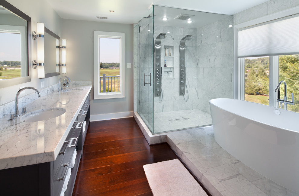 Inspiration för klassiska badrum, med ett undermonterad handfat, öppna hyllor, grå skåp, marmorbänkskiva, ett fristående badkar, en dubbeldusch och grå kakel
