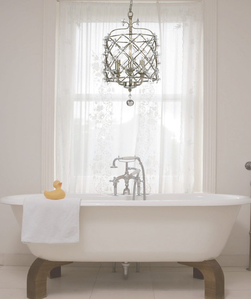 Kleines Modernes Duschbad mit offenen Schränken, weißen Schränken, Granit-Waschbecken/Waschtisch, Löwenfuß-Badewanne, weißen Fliesen, Keramikfliesen, weißer Wandfarbe und Keramikboden in New York