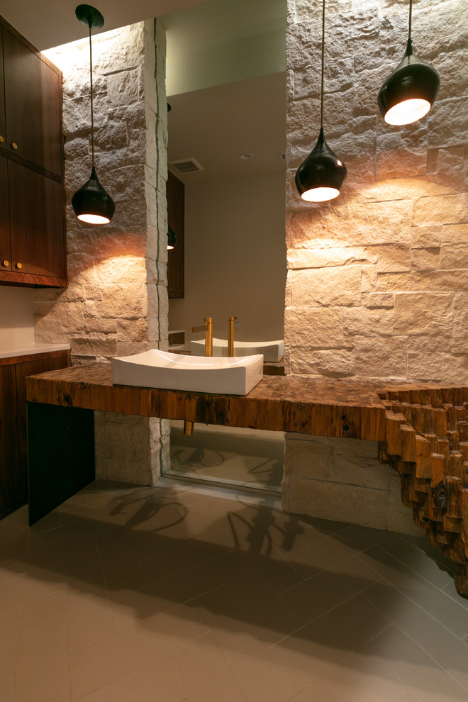 Imagen de cuarto de baño minimalista de tamaño medio con armarios estilo shaker, puertas de armario de madera en tonos medios, sanitario de una pieza, paredes beige, lavabo sobreencimera, suelo beige y encimeras marrones
