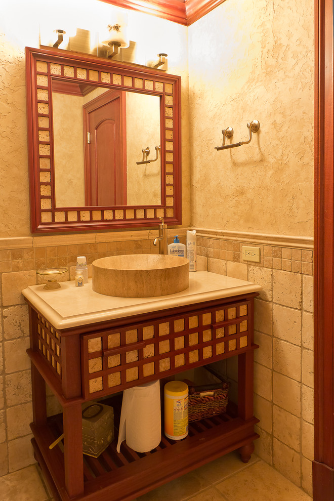 Inredning av ett klassiskt stort en-suite badrum, med ett fristående handfat, skåp i shakerstil, skåp i mellenmörkt trä, granitbänkskiva, ett fristående badkar, en hörndusch, en toalettstol med hel cisternkåpa, beige kakel, porslinskakel, gula väggar och klinkergolv i porslin