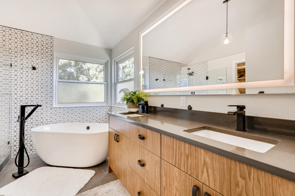 Exempel på ett mellanstort modernt brun brunt en-suite badrum, med släta luckor, skåp i mellenmörkt trä, ett fristående badkar, en öppen dusch, vit kakel, keramikplattor, vita väggar, klinkergolv i keramik, ett undermonterad handfat, bänkskiva i kvarts och beiget golv