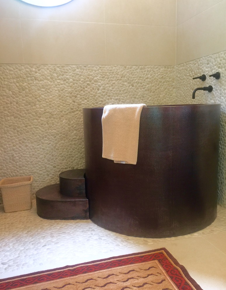 Modernes Badezimmer En Suite mit flächenbündigen Schrankfronten, hellbraunen Holzschränken, japanischer Badewanne, Eckdusche, Keramikfliesen, Keramikboden, Einbauwaschbecken und Mineralwerkstoff-Waschtisch in Sonstige