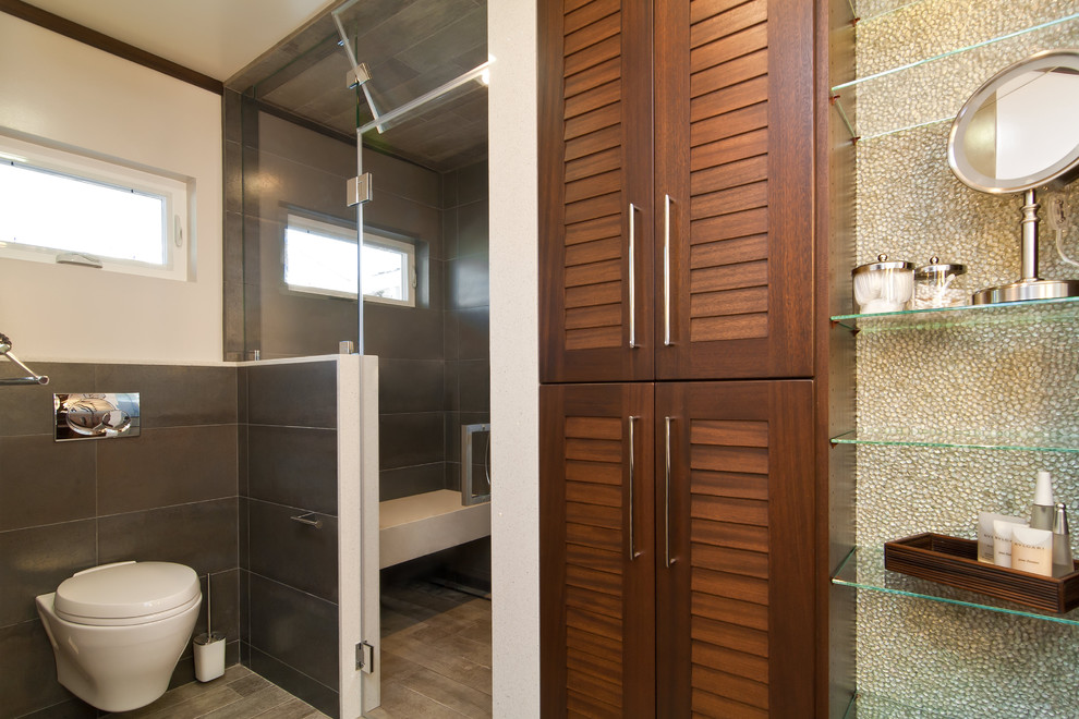 Пример оригинального дизайна: ванная комната в классическом стиле с фасадами с филенкой типа жалюзи, фасадами цвета дерева среднего тона, душем в нише, инсталляцией, серой плиткой и окном