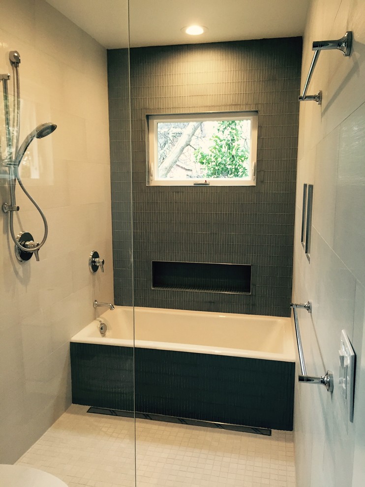 Exempel på ett litet modernt en-suite badrum, med ett platsbyggt badkar, en kantlös dusch, blå kakel, vita väggar och klinkergolv i keramik