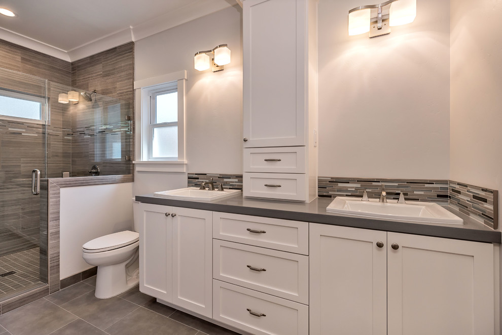 Exempel på ett mellanstort amerikanskt en-suite badrum, med ett nedsänkt handfat, skåp i shakerstil, bänkskiva i kvarts, en öppen dusch, en toalettstol med separat cisternkåpa, flerfärgad kakel, blå väggar och klinkergolv i porslin