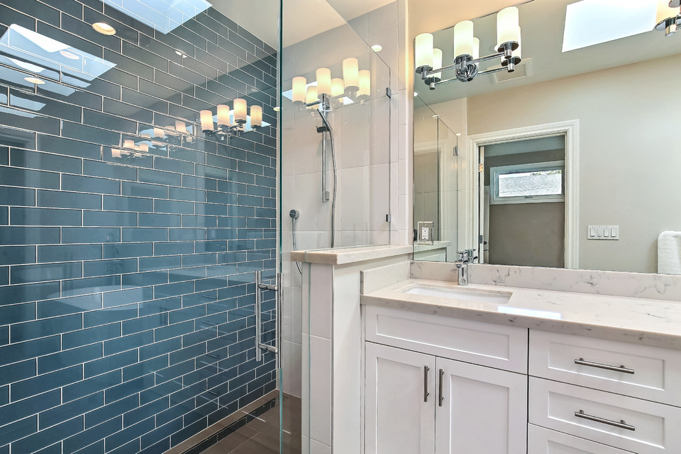 Идея дизайна: главная ванная комната среднего размера в современном стиле с фасадами в стиле шейкер, белыми фасадами, душем в нише и врезной раковиной