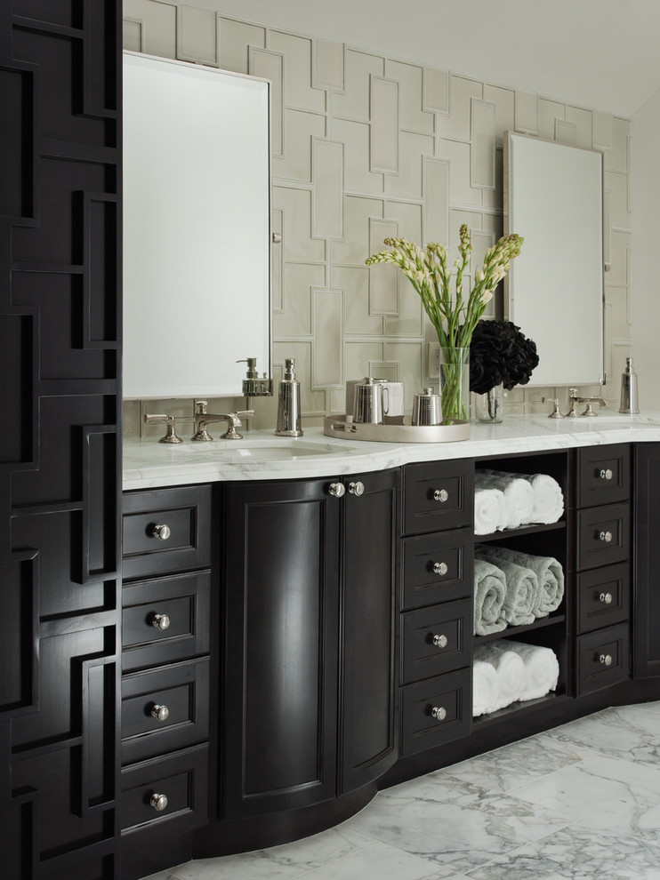 Свежая идея для дизайна: ванная комната в современном стиле с врезной раковиной, фасадами с утопленной филенкой, черными фасадами и белой плиткой - отличное фото интерьера