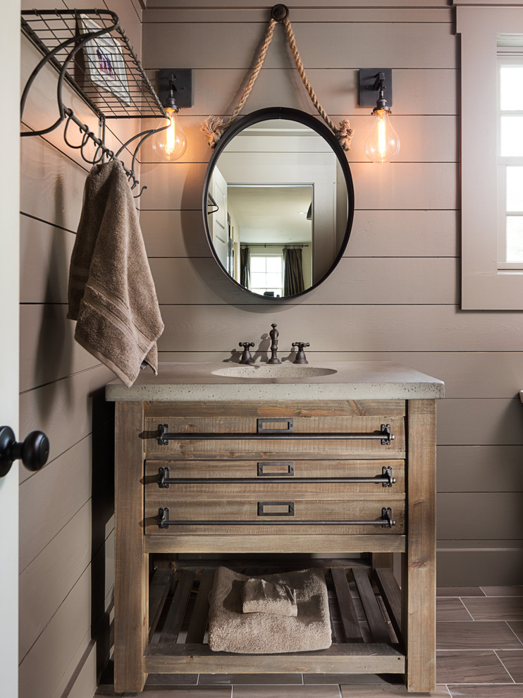 Exempel på ett mellanstort klassiskt badrum för barn, med ett integrerad handfat, skåp i mellenmörkt trä, bänkskiva i betong, ett badkar i en alkov, en dusch i en alkov, en toalettstol med separat cisternkåpa, keramikplattor, grå väggar och klinkergolv i keramik