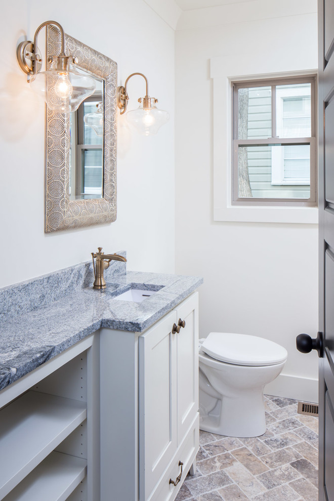 Bild på ett mellanstort funkis badrum, med ett undermonterad handfat, luckor med profilerade fronter, vita skåp, granitbänkskiva, ett fristående badkar, en dusch i en alkov, vit kakel, keramikplattor, vita väggar och klinkergolv i keramik