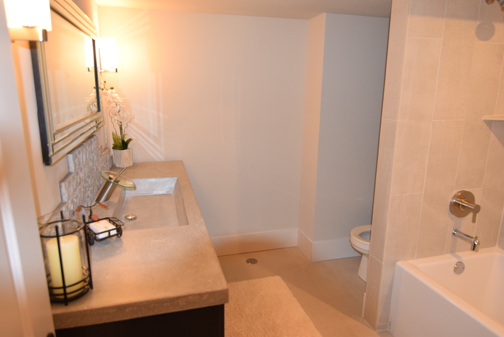 Источник вдохновения для домашнего уюта: детская ванная комната среднего размера в современном стиле с серыми стенами, монолитной раковиной, столешницей из бетона и шторкой для ванной