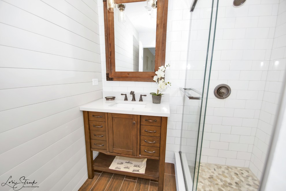 Стильный дизайн: главная ванная комната среднего размера в стиле кантри с открытым душем, унитазом-моноблоком, керамической плиткой, серыми стенами, полом из керамической плитки, врезной раковиной, столешницей из кварцита, коричневым полом, душем с раздвижными дверями и белой столешницей - последний тренд