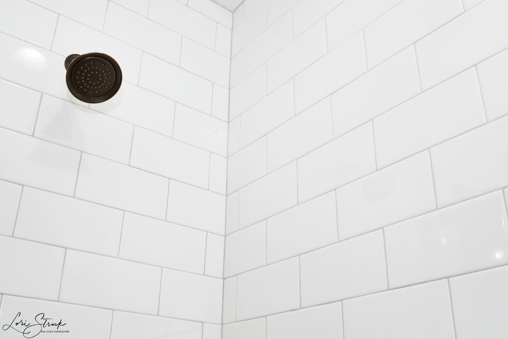 Aménagement d'une petite salle de bain principale campagne avec une douche ouverte, WC à poser, des carreaux de céramique, un mur gris, un sol en carrelage de céramique, un lavabo encastré, un plan de toilette en quartz, un sol marron, une cabine de douche à porte coulissante et un plan de toilette blanc.
