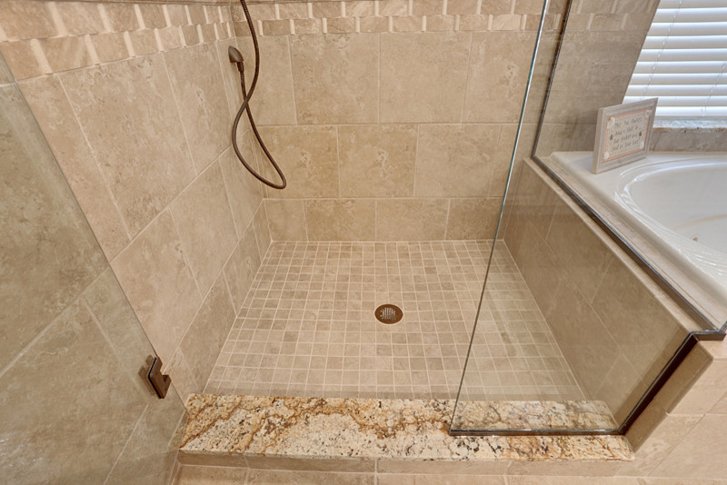 Bild på ett vintage badrum, med ett undermonterad handfat, luckor med upphöjd panel, vita skåp, granitbänkskiva, ett platsbyggt badkar, en öppen dusch, beige kakel och porslinskakel