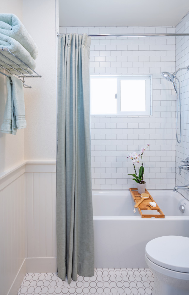 Идея дизайна: маленькая ванная комната в классическом стиле с фасадами в стиле шейкер, серыми фасадами, ванной в нише, душем над ванной, раздельным унитазом, белой плиткой, керамической плиткой, полом из керамической плитки, врезной раковиной, мраморной столешницей, белым полом, шторкой для ванной, белой столешницей, тумбой под одну раковину, напольной тумбой и обоями на стенах для на участке и в саду