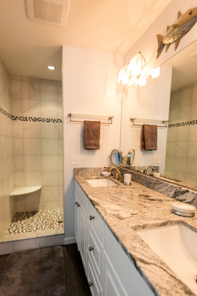 Immagine di una stanza da bagno con doccia stile marinaro di medie dimensioni con ante con bugna sagomata, ante bianche, doccia alcova, piastrelle di marmo, lavabo sottopiano, top in granito e doccia aperta