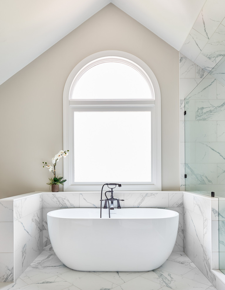 Idéer för ett klassiskt en-suite badrum, med ett badkar i en alkov, svart och vit kakel, porslinskakel och klinkergolv i porslin
