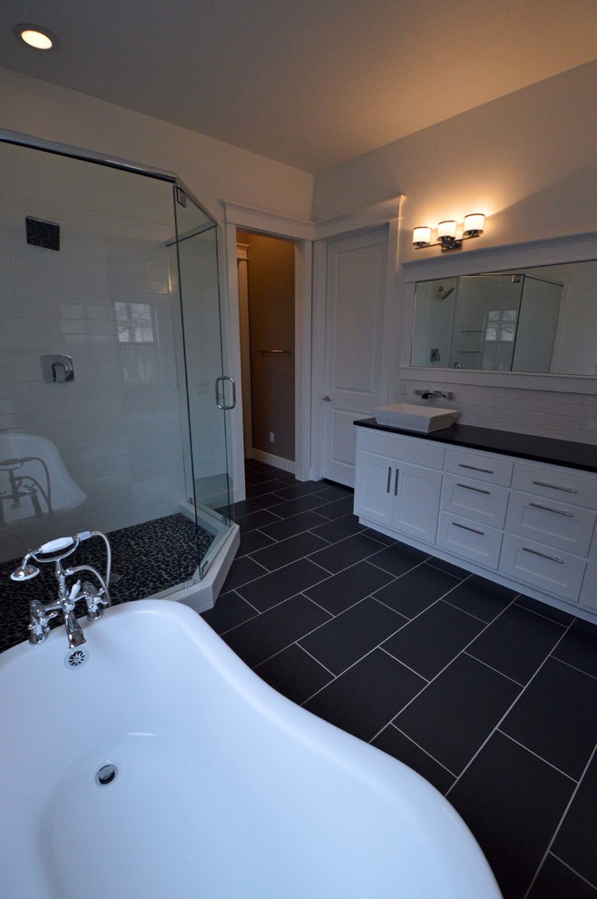 Exempel på ett mellanstort klassiskt en-suite badrum, med skåp i shakerstil, vita skåp, ett fristående badkar, en hörndusch, vit kakel, tunnelbanekakel, grå väggar, klinkergolv i porslin, granitbänkskiva och ett fristående handfat