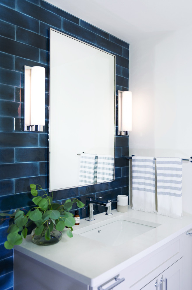 Идея дизайна: маленькая ванная комната в стиле модернизм с фасадами в стиле шейкер, серыми фасадами, ванной в нише, душем над ванной, унитазом-моноблоком, синей плиткой, керамической плиткой, белыми стенами, полом из керамогранита, душевой кабиной, врезной раковиной, столешницей из искусственного кварца, серым полом и шторкой для ванной для на участке и в саду