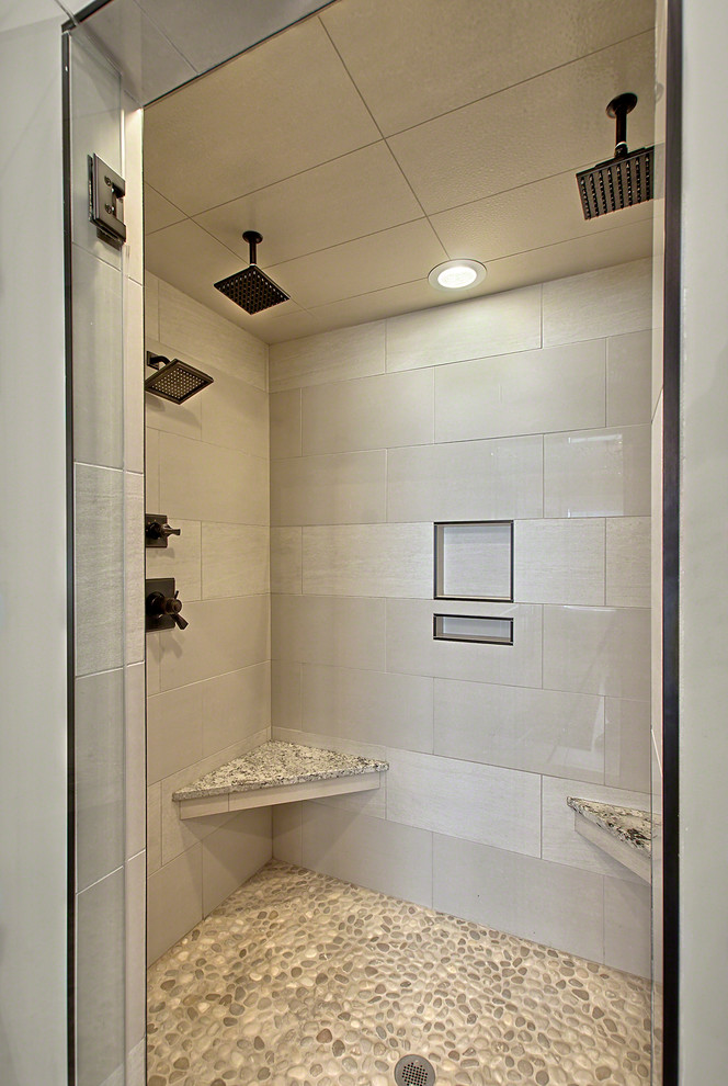 Idéer för att renovera ett mellanstort vintage badrum med dusch, med beiget golv, en hörndusch, grå kakel, porslinskakel, grå väggar, klinkergolv i småsten och dusch med gångjärnsdörr