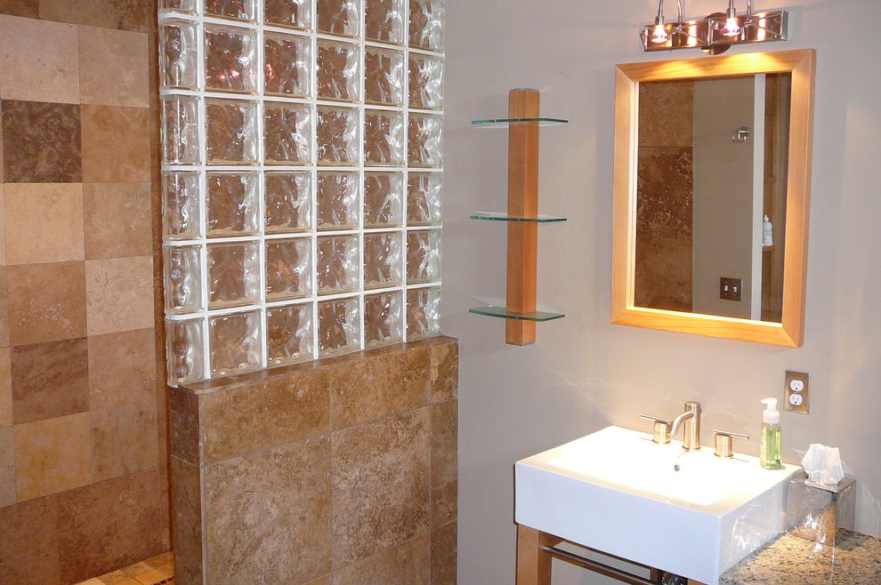 На фото: ванная комната среднего размера в современном стиле с светлыми деревянными фасадами, душем в нише, раздельным унитазом, бежевой плиткой, каменной плиткой, серыми стенами, душевой кабиной, раковиной с пьедесталом и столешницей из гранита