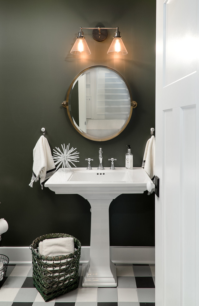 Idéer för att renovera ett lantligt badrum med dusch, med grå väggar, ett piedestal handfat och grått golv