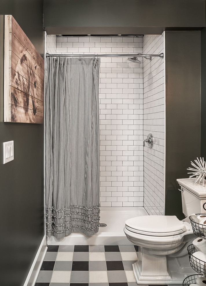 Landhaus Duschbad mit Duschnische, Wandtoilette mit Spülkasten, weißen Fliesen, Metrofliesen, grauer Wandfarbe, grauem Boden und Duschvorhang-Duschabtrennung in Chicago