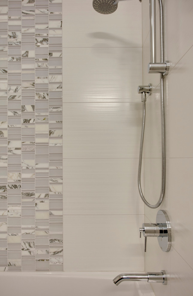 Inredning av ett modernt badrum med dusch, med släta luckor, grå skåp, en dusch i en alkov, blå kakel, vit kakel, mosaik, beige väggar, ett undermonterad handfat och granitbänkskiva