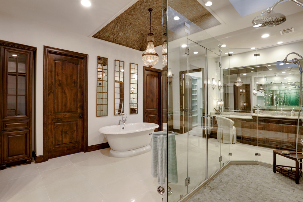 Bild på ett stort vintage en-suite badrum, med skåp i mörkt trä, granitbänkskiva, ett fristående badkar, en dubbeldusch, en vägghängd toalettstol, beige kakel, porslinskakel, vita väggar, klinkergolv i porslin och ett undermonterad handfat