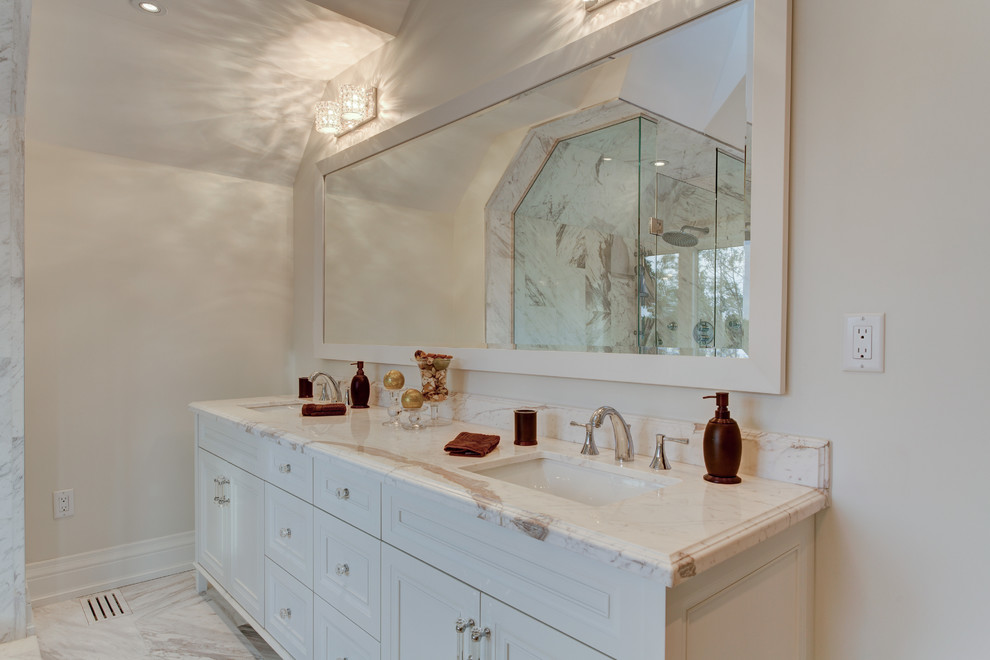 Foto på ett mellanstort vintage en-suite badrum, med ett undermonterad handfat, möbel-liknande, vita skåp, marmorbänkskiva, en hörndusch, en toalettstol med separat cisternkåpa, grå kakel, vita väggar, marmorgolv, stenkakel och ett fristående badkar