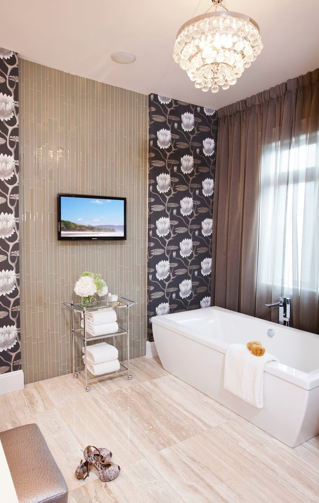 Cette image montre une salle de bain design avec une baignoire indépendante.