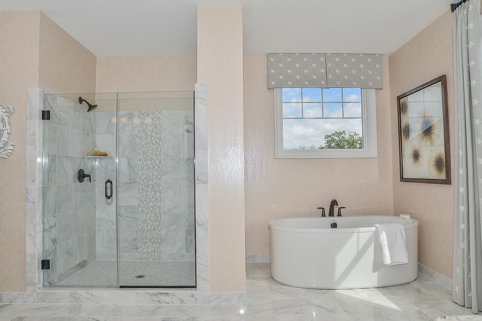 Ispirazione per una stanza da bagno padronale tradizionale di medie dimensioni con ante in stile shaker, ante grigie, pareti blu, pavimento in vinile, lavabo sottopiano e top in superficie solida