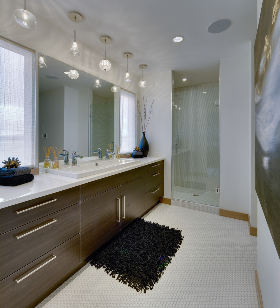 Exempel på ett modernt en-suite badrum, med släta luckor, skåp i mellenmörkt trä, bänkskiva i kvarts, en dubbeldusch, vit kakel, mosaik och mosaikgolv