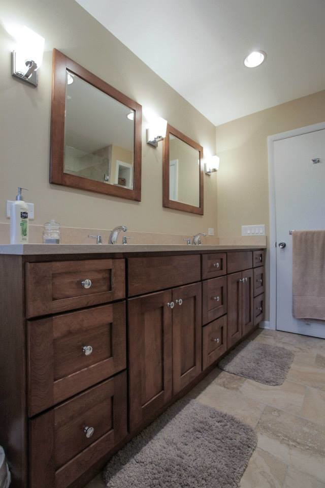 Aménagement d'une douche en alcôve classique en bois brun avec un lavabo encastré, un placard à porte shaker, un plan de toilette en granite, une baignoire posée, WC séparés, un carrelage beige et mosaïque.